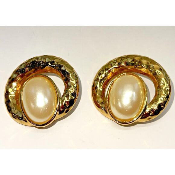 Vintage Earrings Clip On Hammered Heavy Gold Tone Faux Pearl Cabochon B#18 - Picture 1 of 8